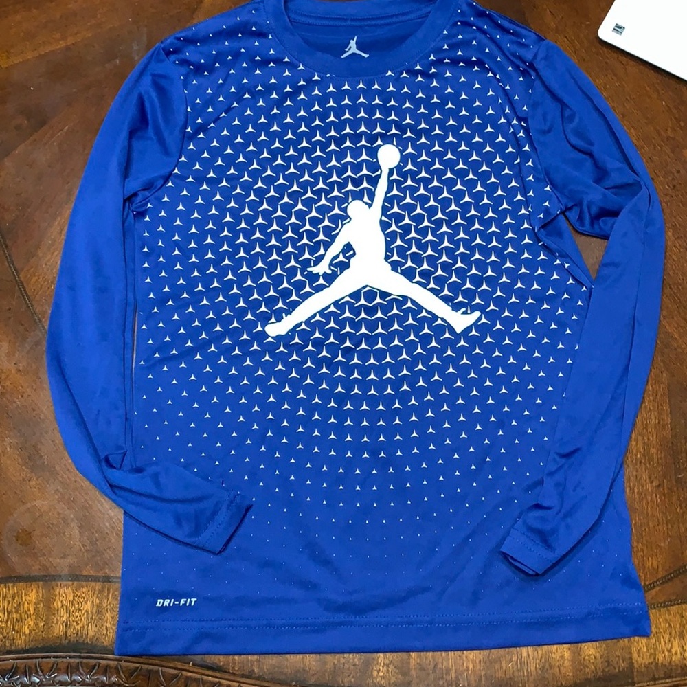 Jordan Dri Fit LNG sleeve shirt.  Size M(10-12)